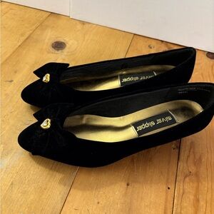 Silver Slippers Women’s Shoes SZ 7 M, with Bow detail Velvet Feel Soft Blk/Gold